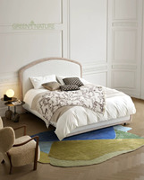 Lit moderne en tissu rembourré avec cadre en acier et dossier haut, style crème français, tailles King/Queen 1,8m/1,5m, design durable
