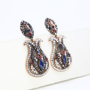 Pendientes de moda con temática vintage Clip de oreja con diamantes de imitación para mujer personalizado listo para enviar - Product Image 6