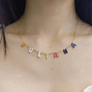 Collana con Lettere Smaltate Colorate Personalizzabile con Parole come Mamma, Amore, Fede, Logo Famiglia in Acciaio Inossidabile Ipoallergenico - Product Image 2