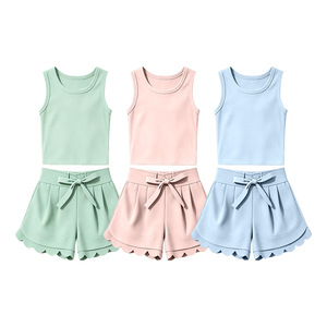 Ensemble 2 pièces décontracté d'été pour enfants : T-shirt sans manches couleur unie et short à bord festonné – Vêtements assortis pour sœurs – Vente en gros - Product Image 2