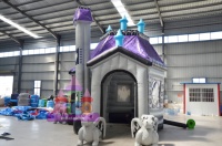 Château gonflable géant hanté avec tours fantômes et décorations d'araignées pour les fêtes d'Halloween