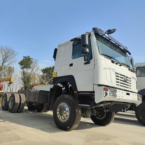 Camión de Transporte de Tropas SINOTRUK HOWO 6X6, Camión de Carga, Chasis Euro 2, Camión Volquete con Cabina Dormitorio, Tracción en Todas las Ruedas - Product Image 1