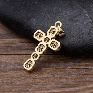 قلادة كريستال أنيقة بالجملة من QIKU، قلادة نحاسية مطلية بالذهب مع حجر الزركونيا، تصميم كلاسيكي فاخر مرصع بالأحجار الكريمة - Product Image 5