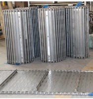 Convoyeur à bande articulée perforée horizontale en acier inoxydable sur mesure pour boucherie, avec chaîne à maillons en tôle pour bouteilles PET