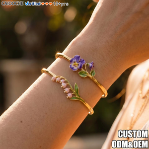 กำไลข้อมือ<span class=keywords><strong>ส</strong></span>ตรี CAIOOCHE <span class=keywords><strong>ส</strong></span>แตนเลส<span class=keywords><strong>ส</strong></span>ตีล ลายดอกไม้เดือนธันวาคม แบบเปิดปลาย ชุบสูญญากาศด้วยทอง 18k กำไลแฟชั่นและกำไลข้อมือ - Product Image 1