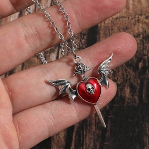 Collier pendentif cœur rouge gothique avec ailes de démon et croix pour hommes et femmes - Product Image 4