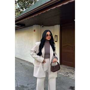 Ensemble de pantalon et veste pour femme avec détails boutonnés couleur crème - Product Image 2