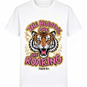 T-shirt bianca oversize con grafica tigre e versetto biblico 'The Heavens Are Roaring' da uomo - Product Image 1