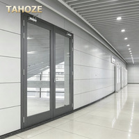 Porte en verre coupe-feu classe A, haute transmission lumineuse, angle obtus, sécurité, entrée commerciale pour centre commercial, aéroport, immeuble de bureaux