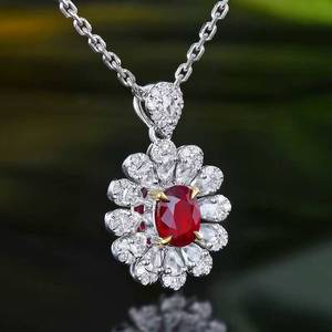 Pendentif SGARIT en or massif 18 carats avec rubis naturel non chauffé du Mozambique de 0,63 ct couleur sang de pigeon, serti sur le côté avec 59 diamants pour femme - Product Image 3