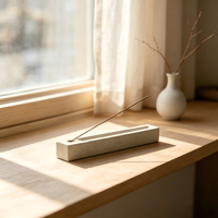 Brûleur d'encens artisanal en pierre texturée, design long et élancé, décoration zen pour espace de méditation, ornement de table pour salle de yoga