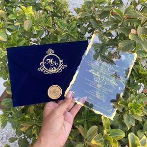 Enveloppe en velours marine avec logo en feuille d'or de luxe 2025 avec acrylique transparent unique et cachetage à la cire pour l'événement de célébration de fête de mariage - Product Image 1