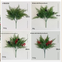 Décoration de Noël transfrontalière : Bouquet de branches artificielles de cèdre et de pin avec baies rouges en mousse plastique, 38 cm, pour intérieur/extérieur