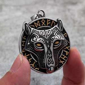 Collar con colgante de cabeza de lobo de acero inoxidable vintage con letras vikingas para hombres y mujeres, cadena de 60 cm, color dorado - Product Image 4