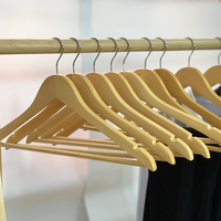 Offre Spéciale vente en gros Boutique couleur naturelle vêtement cintre vêtements personnalisés cintres en bois pour affichage de la boutique