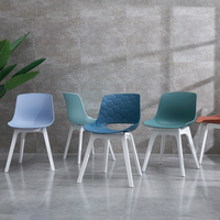 Chaise d'extérieur moderne en plastique avec design géométrique, élégante, confortable et légère, pour jardin, patio, balcon, parc.