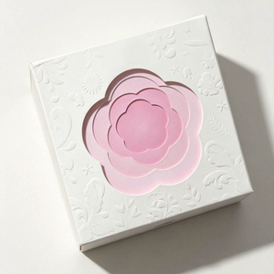 Boîtes d'emballage en papier personnalisées, créatives, blanches, avec logo en relief et estampage à chaud, avec fenêtres creuses pour l'emballage de parfums et de cosmétiques - Product Image 2
