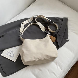 Bolso <span class=keywords><strong>bandolera</strong></span> de <span class=keywords><strong>mujer</strong></span> de otoño al por mayor bolso de nailon informal y versátil bolso de hombro de viaje ligero de color sólido a la moda - Product Image 3