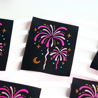 Étiquette tissée personnalisée pour feux d'artifice, patch streetwear, étiquettes tissées avant pour sweat à capuche en coton, étiquette de vêtement damassée haute densité