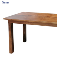 Table rectangulaire en pin massif avec pieds amovibles, style farmhouse, pour événements, mariages rustiques et banquets.