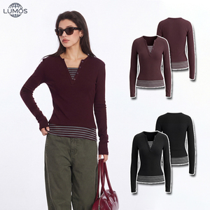 Ensemble <span class=keywords><strong>pull</strong></span> décontracté coréen deux pièces en gros – Haut tricoté simple à <span class=keywords><strong>col</strong></span> en <span class=keywords><strong>V</strong></span> et manches longues, rayé, avec logo personnalisé pour l'automne - Product Image 1