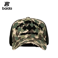 Gorra de béisbol unisex con diseño gótico de espina jacquard negra, parche de espiga roja brillante y letras bordadas con pedrería.