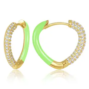 أقراط Huggie مطلية بالمينا الفاخرة والمخصصة والمصممة حسب الطلب على شكل قلب أخضر على شكل هوب مجوهرات الأزياء التشيكية للأذن