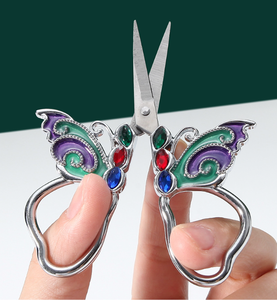 Di lusso nuovo stile a <span class=keywords><strong>punto</strong></span> <span class=keywords><strong>croce</strong></span> ricamato in lega di acciaio inossidabile forbici da cucire dipinte a farfalla giocattolo per uso domestico - Product Image 5