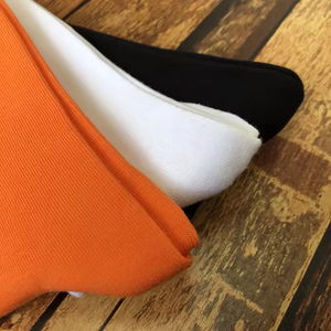 Chaussettes de sport pour hommes de haute qualité avec logo personnalisé, blanches, noires et orange, pour le basketball et le golf, avec positionnement haut et fin à la base du pied - Product Image 4