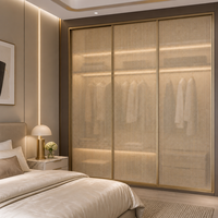Cloison décorative en verre avec intercouche en maille métallique or champagne sur mesure, rétroéclairée par LED, pour hall d'entrée d'hôtel