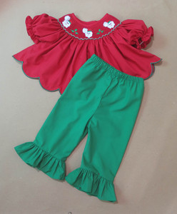 Robe de Noël rouge smockée pour petite fille, avec broderie Père Noël et houx, ourlet festonné et manches bouffantes - Product Image 4