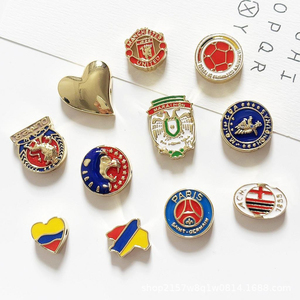 Colgantes de esmalte populares al por mayor con diseños de equipos de fútbol, banderas nacionales, mapas y corazones, con efecto de goteo de aceite, para aficionados, accesorios de joyería apilables DIY - Product Image 3