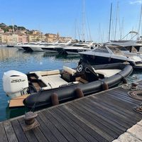 Bateau semi-rigide de luxe en Hypalon PVC de 6,8 m (22 pieds) avec moteur 250 CV, console centrale, bateau pneumatique rigide, bateau d'accompagnement noir, bateau rapide sportif pour plongeur