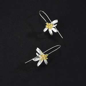 Orecchini Classici Bicolore a Forma di Giglio per Donne, Eleganti Gioielli Floreali per Fidanzamento e Uso Quotidiano - Product Image 3