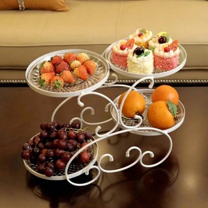 Support à gâteau à 4 niveaux en métal blanc avec roulettes pour présentation de gâteaux et desserts - Product Image 1