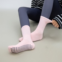 Vente en gros de chaussettes de yoga de couleur unie chaussettes de pilates antidérapantes sans logo chaussettes de sport pour femmes