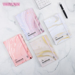 Cuaderno <span class=keywords><strong>de</strong></span> Registro Diario Personalizado <span class=keywords><strong>de</strong></span> Fábrica con Banda Elástica, Tapa Impresa con Textura Premium, Bloc <span class=keywords><strong>de</strong></span> Notas Tamaño A6, <span class=keywords><strong>Agenda</strong></span> <span class=keywords><strong>de</strong></span> Cuero PU 3017 - Product Image 4