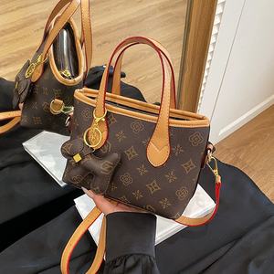 Bolso tote clásico con estampado de marca, bolso bandolera de un solo hombro para mujer a la moda, bolso elegante esencial para el viaje diario. - Product Image 3