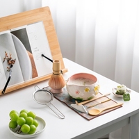 Ensemble de thé Matcha complet avec bol à thé Matcha à bec verseur, peint à la main et embossé motif fleur de cerisier, fouet Chasen et support pour fouet
