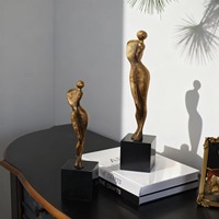 Sculpture abstraite géométrique en aluminium vintage faite à la main, style Art Déco, représentant une jeune fille, pour la décoration de table, de salon, de chambre ou de bureau.