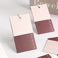 Étiquettes de suspension pour vêtements épaisses, étiquettes en papier gaufré, étiquettes de suspension personnalisées pour vêtements