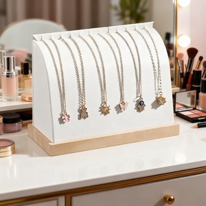 Présentoir à bijoux personnalisé en velours en forme d'arc avec base en bois et support en cuir blanc pour colliers et pendentifs - Product Image 1