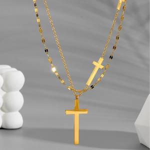 Collier <span class=keywords><strong>triple</strong></span> croix en acier inoxydable plaqué or PVD 18 carats | Bijoux tendance à double chaîne pour femmes et hommes - Product Image 3