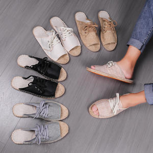 Sandales plates transfrontalières à bout ouvert, cousues à la main en paille, absorbantes et respirantes, avec semelle en caoutchouc, pantoufles d'automne en tissu - Product Image 1