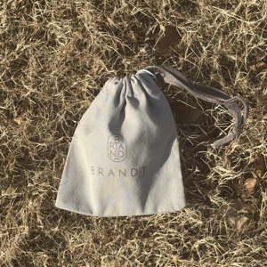 Pochette en toile de coton personnalisée en gros pour bijoux, biodégradable, avec rubans noirs – pour bracelets et bagues, certifiée GOTS - Product Image 3