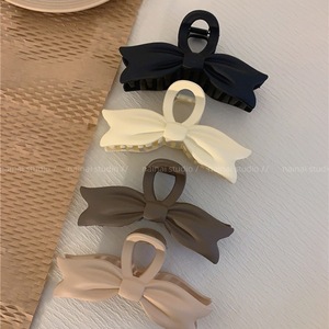 กิ๊บติดผมรูปปลาฉลามสีเบจครีมอ่อนโยนด้านหลังสไตล์ยุโรปและอเมริกัน - Product Image 2