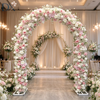Backdrop lengkung berbentuk U dari mawar buatan warna pink dan putih untuk dekorasi pernikahan, photo booth, dan hotel