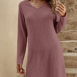 เดรสลำลองสไตล์ยุโรปอเมริกันสุดหรูสำหรับผู้หญิง คอลเลคชั่นฤดูใบไม้ร่วง สีพื้น คอวี ผ้าถัก แขนยาว ระบายชายกระโปรง ทรงหลวม - Product Image 3