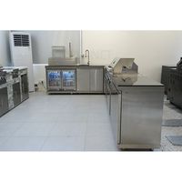 Moderner Premium-Familien-Gasgrill für den Außenbereich mit 6 Brennern, Kochfläche, klappbaren Ablagen und Schnellzündung, Außenschrank