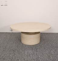 Table basse sculpturale en fibre de verre avec finition imitation pierre, piédestal, table centrale pour salon, pour un intérieur contemporain